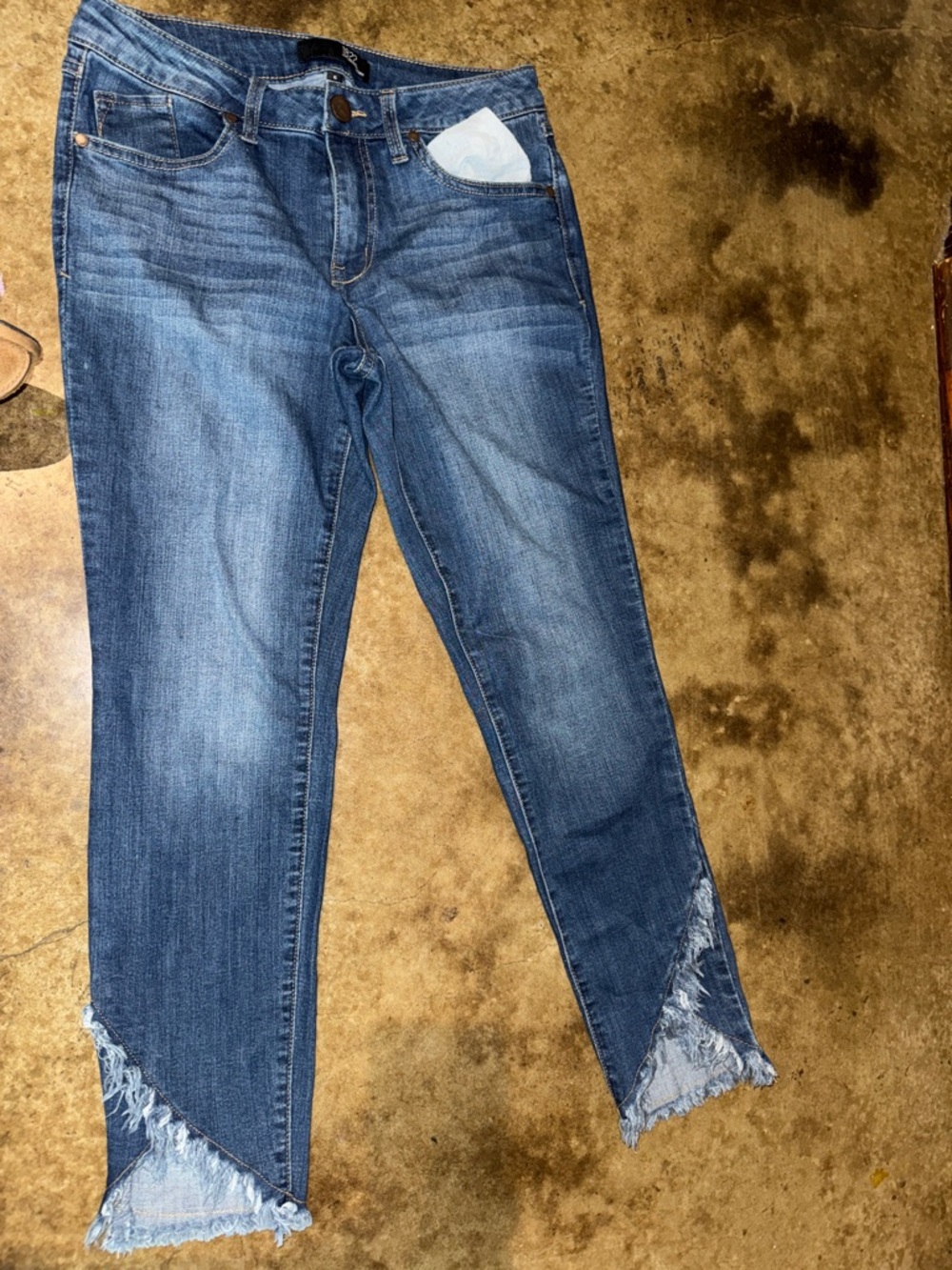 1822 Denim Blue Cropped Jeans with Frayed V-Hem